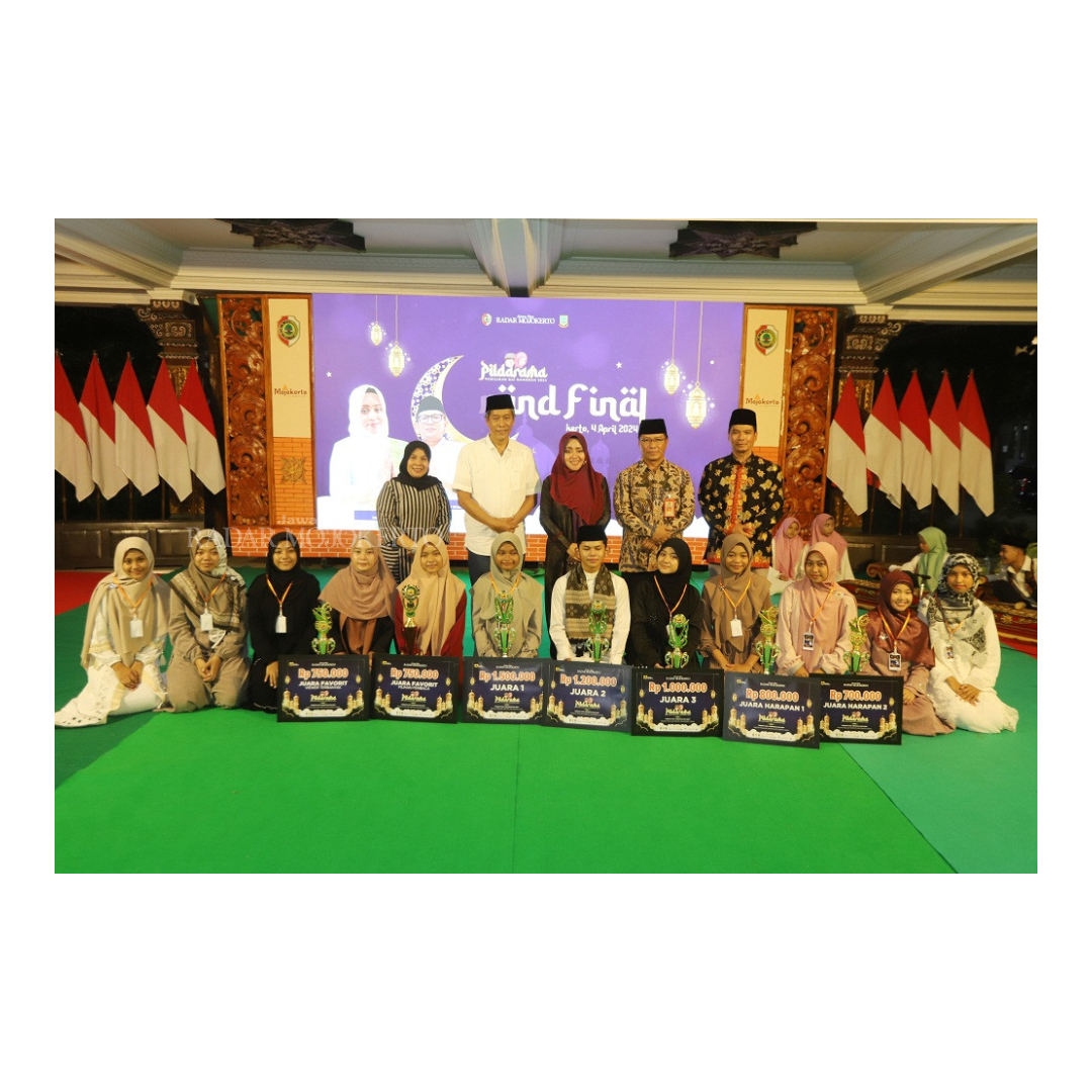 PARA JUARA: Peraih juara dan finalis Pildarama 2024 bersama Direktur JPRM, M. Nur Kholis (baju putih), Bupati Mojokerto, Ikfina Fahmawati (tengah), Plt Kepala Dikbud Kota Mojokerto, Ruby Hartoyo,
