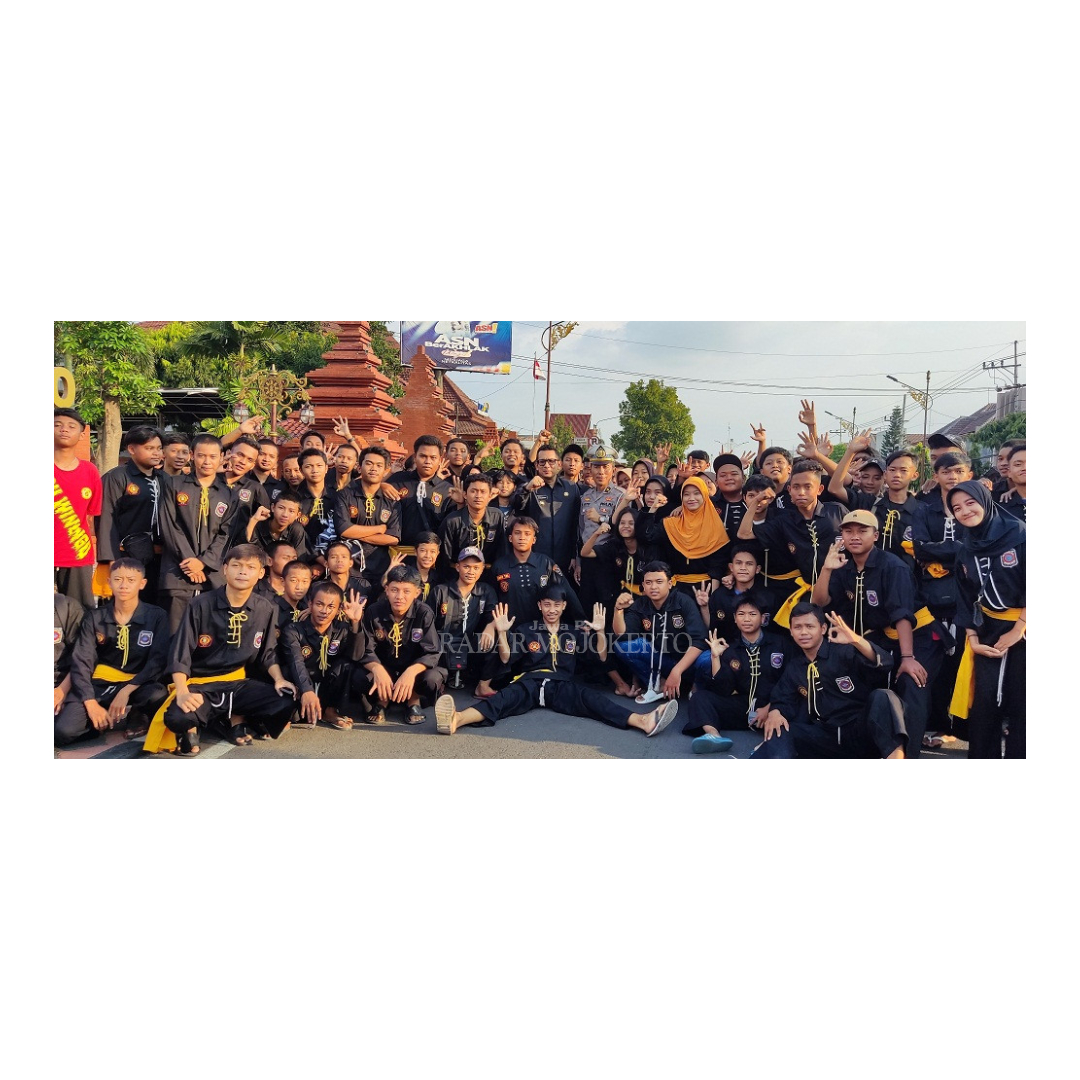 SOLID: Anggota dan pengurus cabang PSHW Mojokerto berfoto bersama Pj Wali Kota Mojokerto Ali Kuncoro usai membagi takjil di depan Balai Kota Mojokerto.