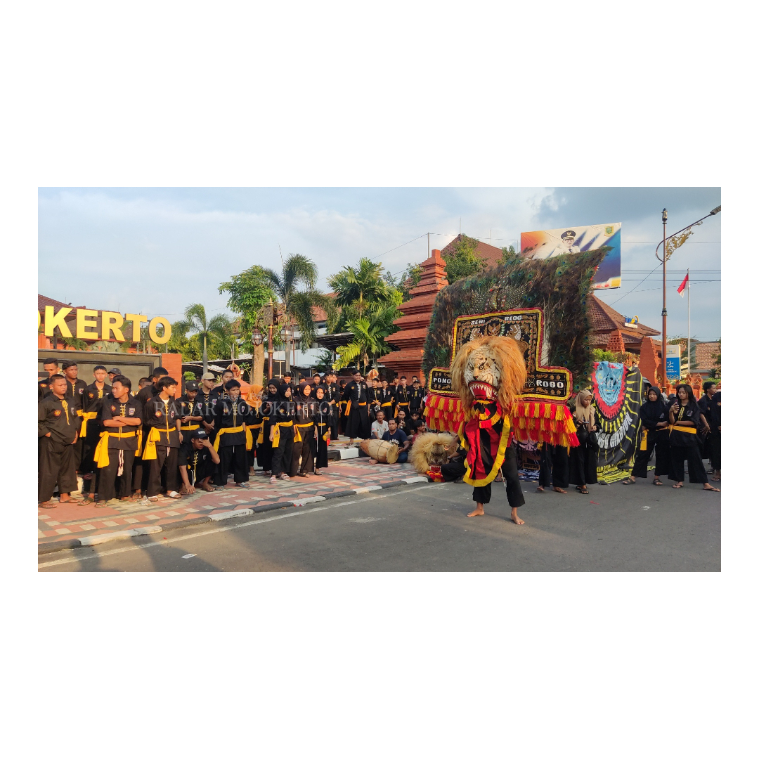 SOLID: Anggota dan pengurus cabang PSHW Mojokerto berfoto bersama Pj Wali Kota Mojokerto Ali Kuncoro usai membagi takjil di depan Balai Kota Mojokerto.