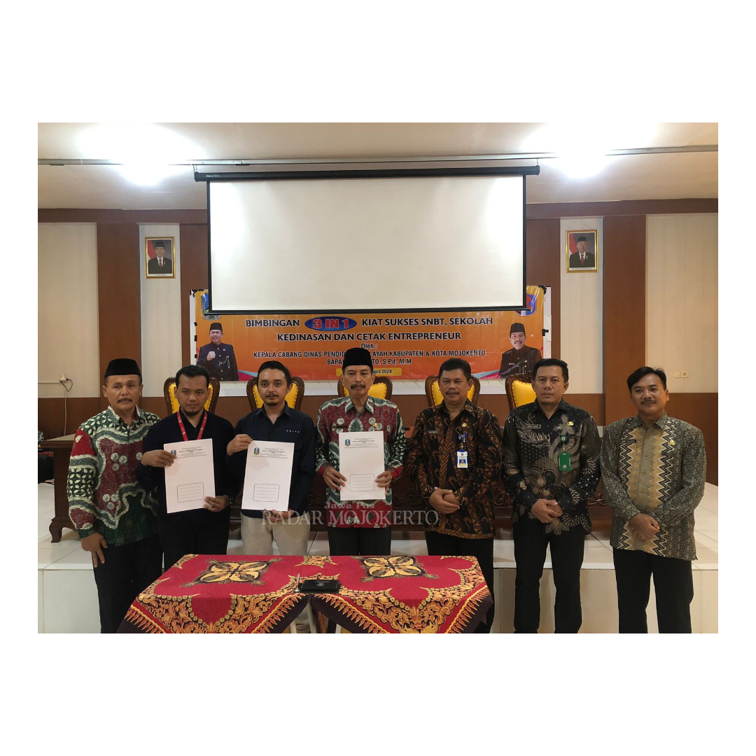KOMITMEN: Kepala SMAN 1 Sooko Sutoyo dan Kacabdindik Wilayah Kabupaten-Kota Mojokerto Mudianto beserta sejumlah pihak terkait meresmikan program Bimbingan 3 In 1, Kamis (4/4).