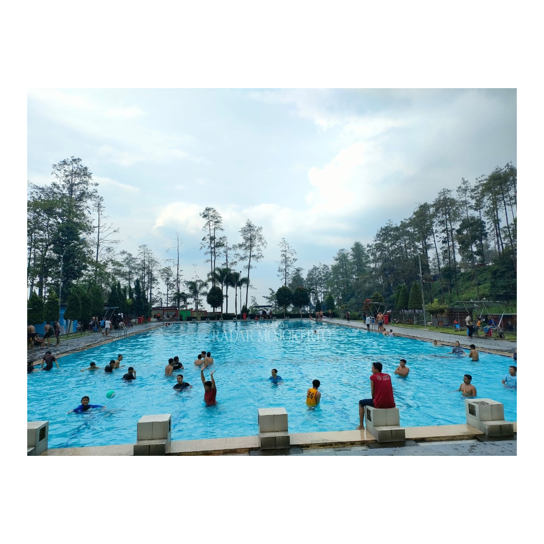 LEGA DAN LELUASA: Kolam pemandian air panas di Wana Wisata Air Panas Padusan Pacet.
