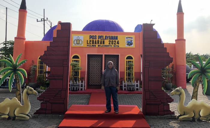 DOMINASI WARNA ORANYE: Posyan Lebaran 2024 Polres Mojokerto Kota di Rest Area Gunung Gedangan Kota Mojokerto mengusung konsep Arabian. (foto: Bryan Noer for Radar Mojokerto)