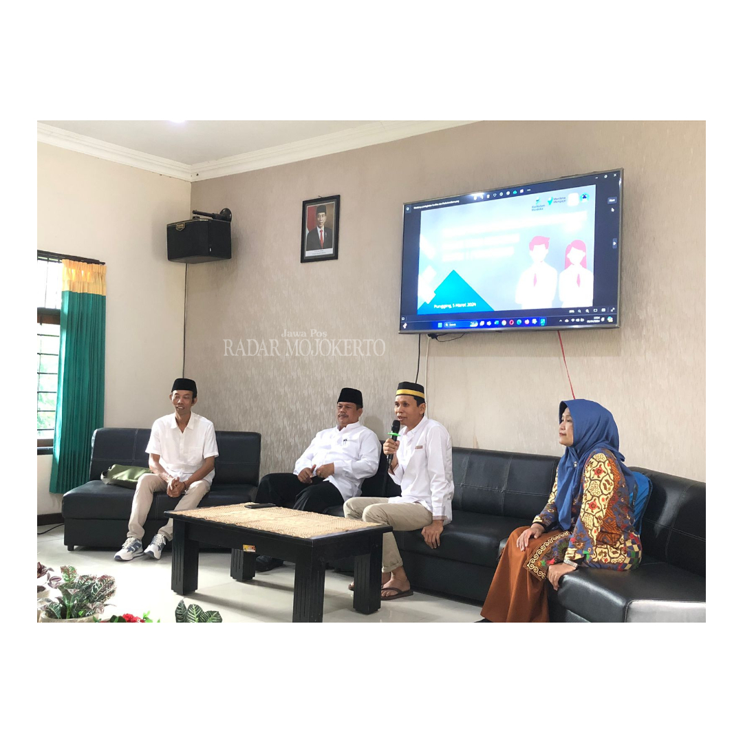 PENUTUPAN: Kepala SMKN 1 Pungging Muharto menyambut kedatangan Kacabdindik Provinsi Jatim Wilayah Kabupaten-Kota Mojokerto Mudianto di akhir sesi workshop.