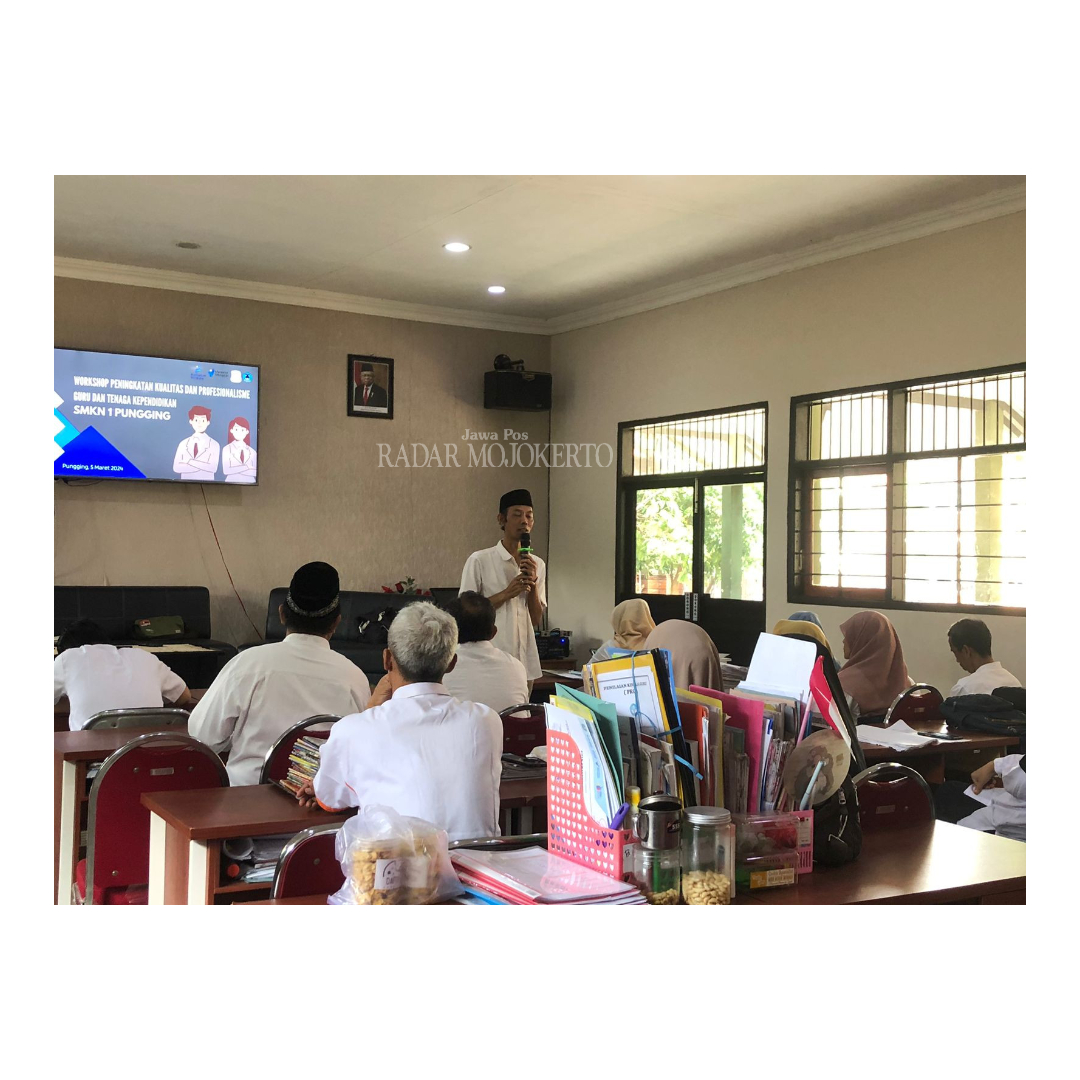 SERU: Manajer Online JPRM Moch. Chariris memberikan materi dan mempraktikkan cara membuat konten singkat di hadapan peserta workshop.