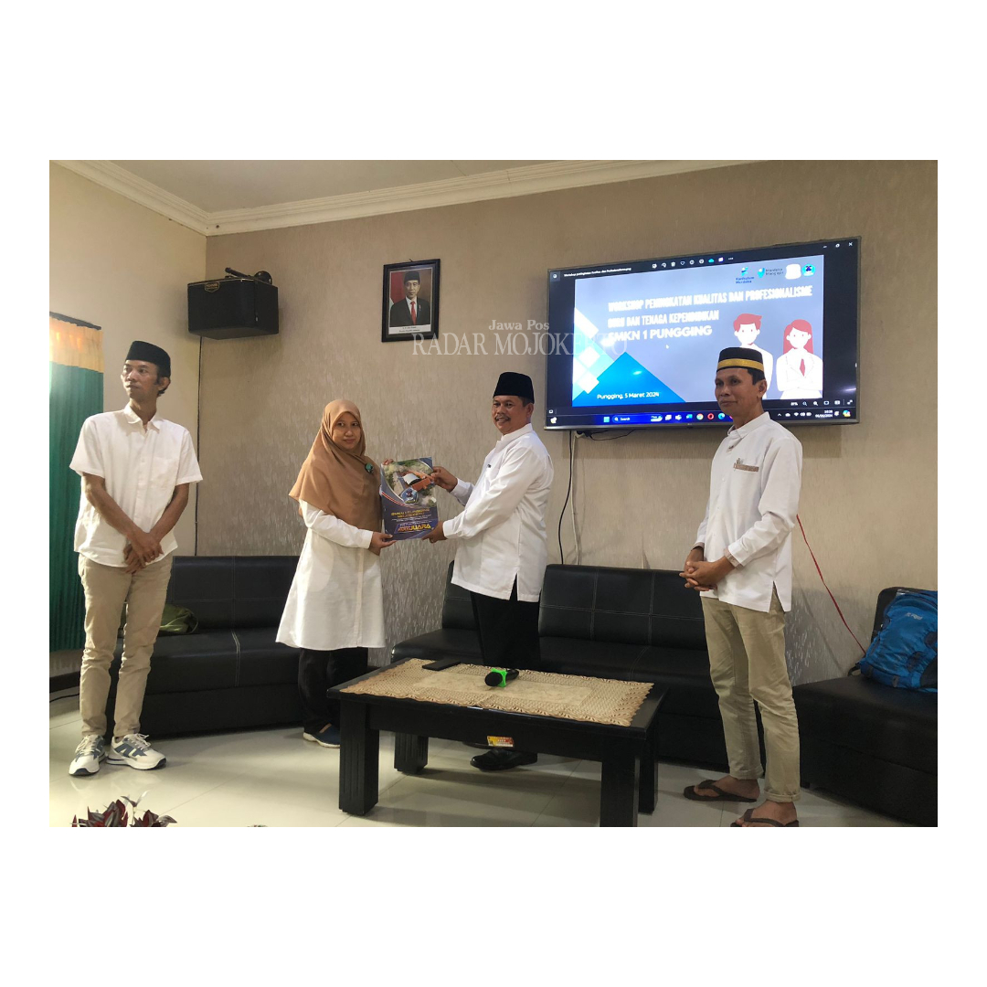 TUNTAS: Kacabdindik Provinsi Jatim Wilayah Kabupaten-Kota Mojokerto Mudianto memberikan sertifikat workshop kepada perwakilan guru SMKN 1 Pungging.