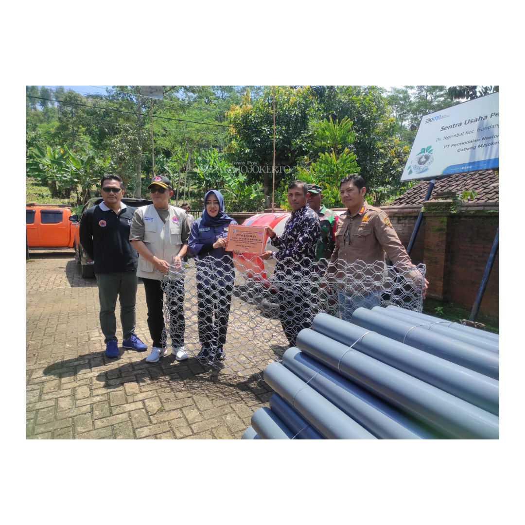 BANTUAN PEMBANGUNAN: Kepala Desa Ngembat Sutrisno menerima bantuan bahan material yang diberikan langsung oleh Bupati Mojokerto Ikfina Fahmawati di Balai Desa Ngembat, Sabtu (6/4).