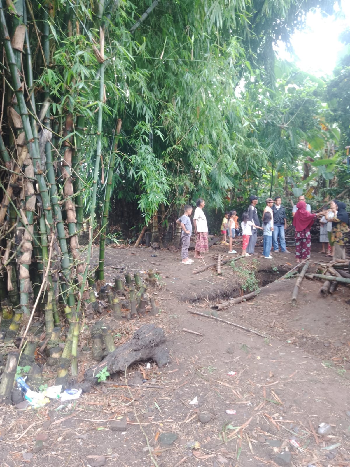 DITELANTARKAN: Lokasi penemuan bayi perempuan tepat di bawah pohon bambu di pekarangan warga RT 2 RW1 Dusun Kedaton, Desa Sentonorejo, Kecamatan Trowulan.