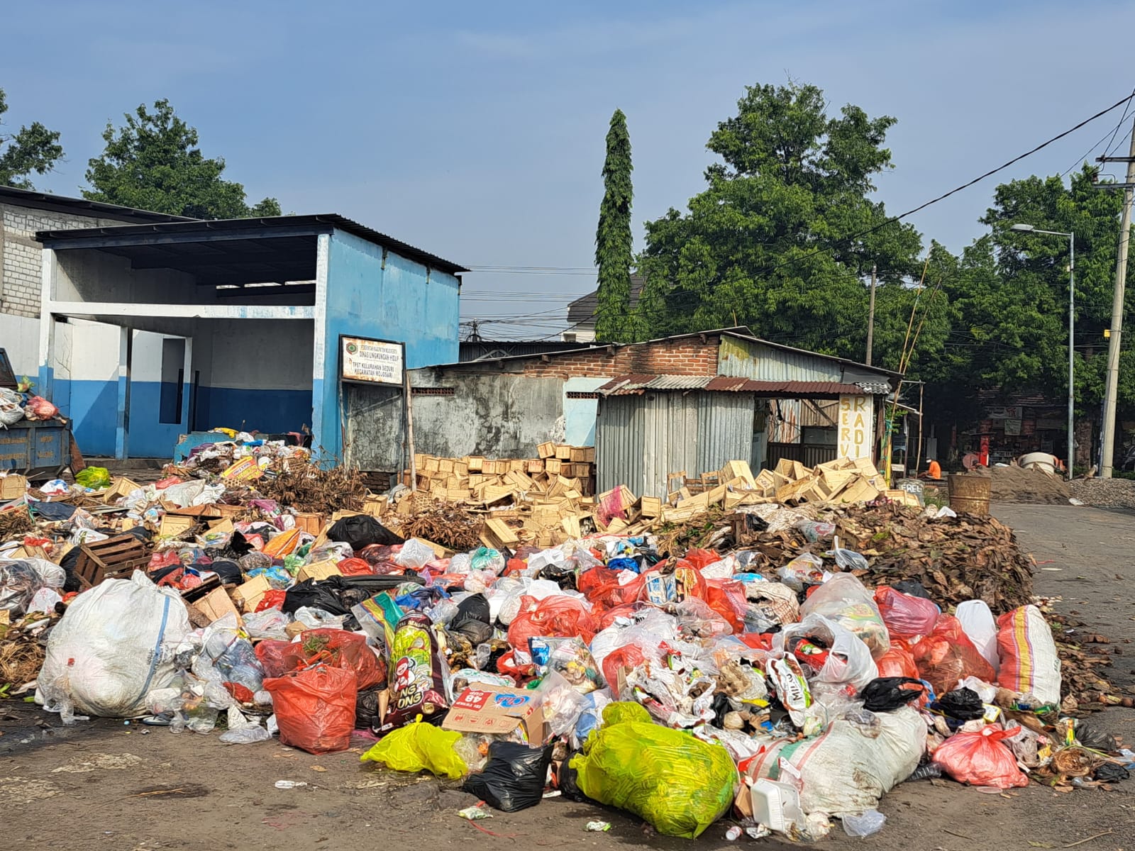 MENUMPUK: Warga dan pemerintah desa dibuat resah dengan tumpukan sampah yang kian menggunung di pintu masuk desa yang tak kunjung diangkut DLH.