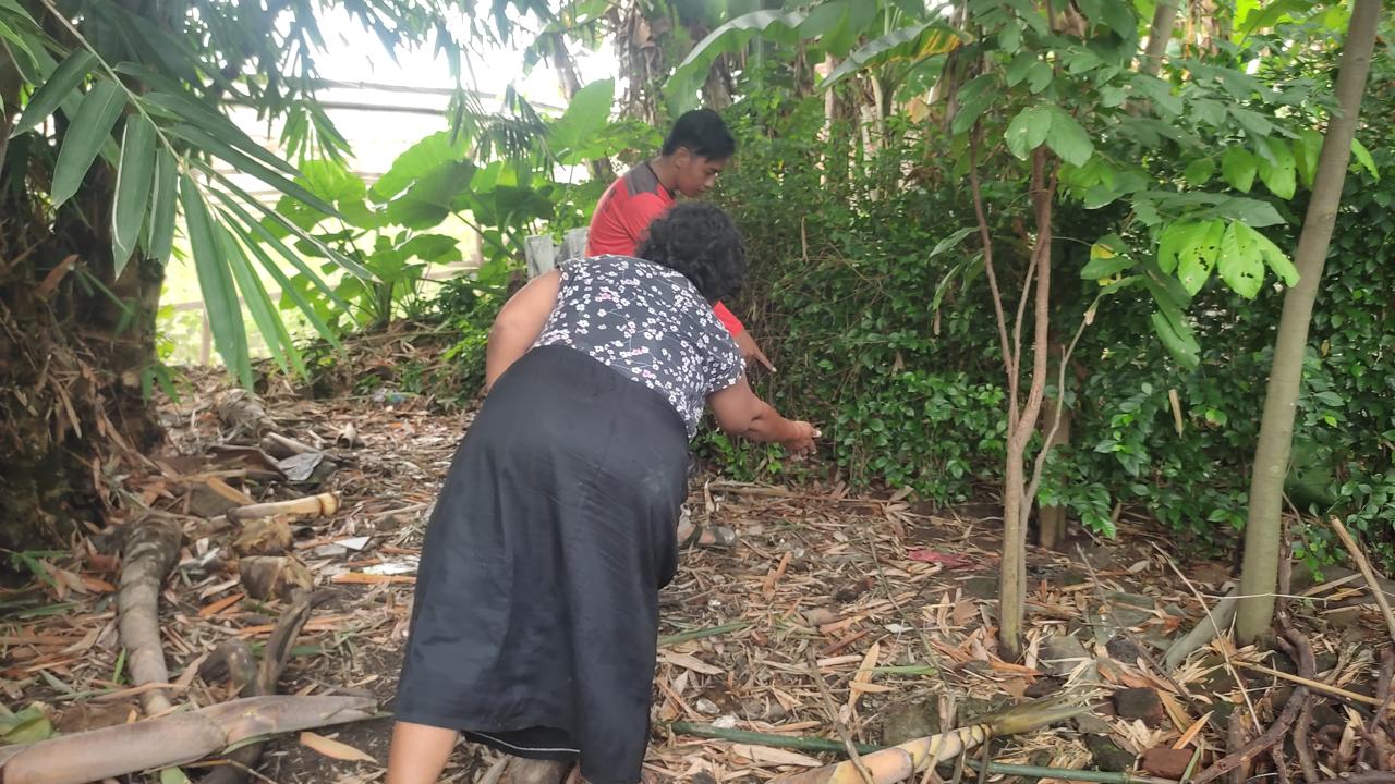 USAI DITEMUKAN: Warga menunjukkan lokasi pembuangan bayi perempuan di Dusun Kedaton, Desa Sentonorejo, Kecamatan Trowulan, Kabupaten Mojokerto. (foto: Martda Vadetya)
