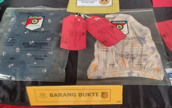 DIKEMBANGKAN: Barang bukti kasus pembuangan bayi di Desa Sentonorejo, Kecamatana Trowulan, Kabupaten Mojokerto diamankan polisi.