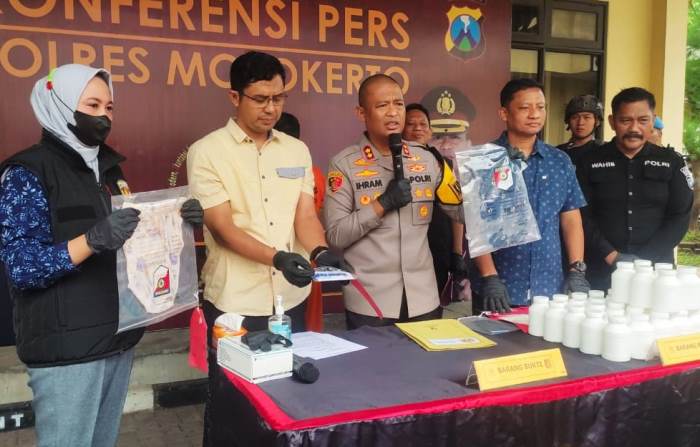 GERAK CEPAT: Kapolres Mojokerto AKBP Ihram Kustarto (tengah) menunjukkan barang bukti kasus penelantaran bayi saat konferensi pers, di Mapolres Mojokerto, Selasa (9/4). (foto: Martda Vadetya)