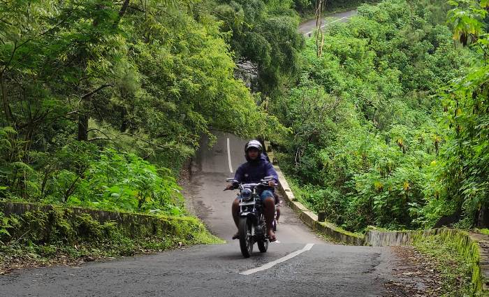 SELALU WASPADA: Pemudik melintasi kawasan Puthuk Kursi, dengan kondisi jalan yang sempit dan ekstrem karena kanan-kiri terdapat jurang curam.(foto: Moch. Chariris)