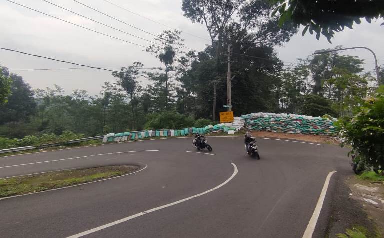 BLACK SPOT: Tikungan Gotekan, Sendi, Pacet, Mojokerto salah satu tikungan ekstrem dan rawan kecelakaan, terutama rem blong. Pemudik diimbau tetap waspada ketika melintasi jalur tersebut. (foto: Moch.