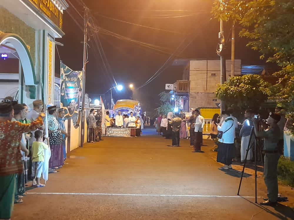 MERIAH: Warga Desa Sedati, Kecamatan Ngoro, Kabupaten Mojokerto pawai takbiran keliling sambut Idulfitri 1445 H.