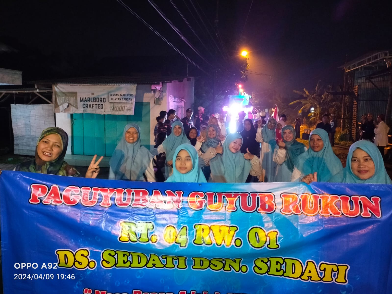 MERIAH: Warga Desa Sedati, Kecamatan Ngoro, Kabupaten Mojokerto pawai takbiran keliling sambut Idulfitri 1445 H.