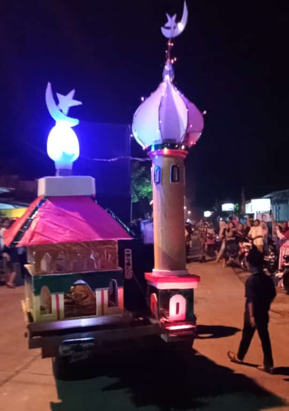 MERIAH: Warga Desa Sedati, Kecamatan Ngoro, Kabupaten Mojokerto pawai takbiran keliling sambut Idulfitri 1445 H.