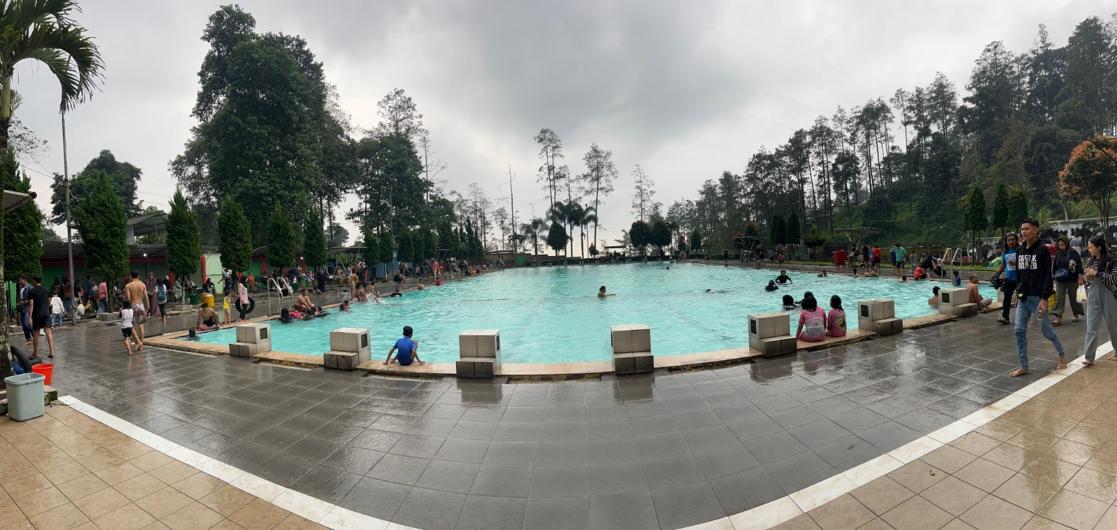 JADI ANDALAN: Sejumlah wisatawan sedang asik berenang menikmati segarnya Kolam Pemandian Padusan Pacet di tengah libur Lebaran, kemarin (12/4).