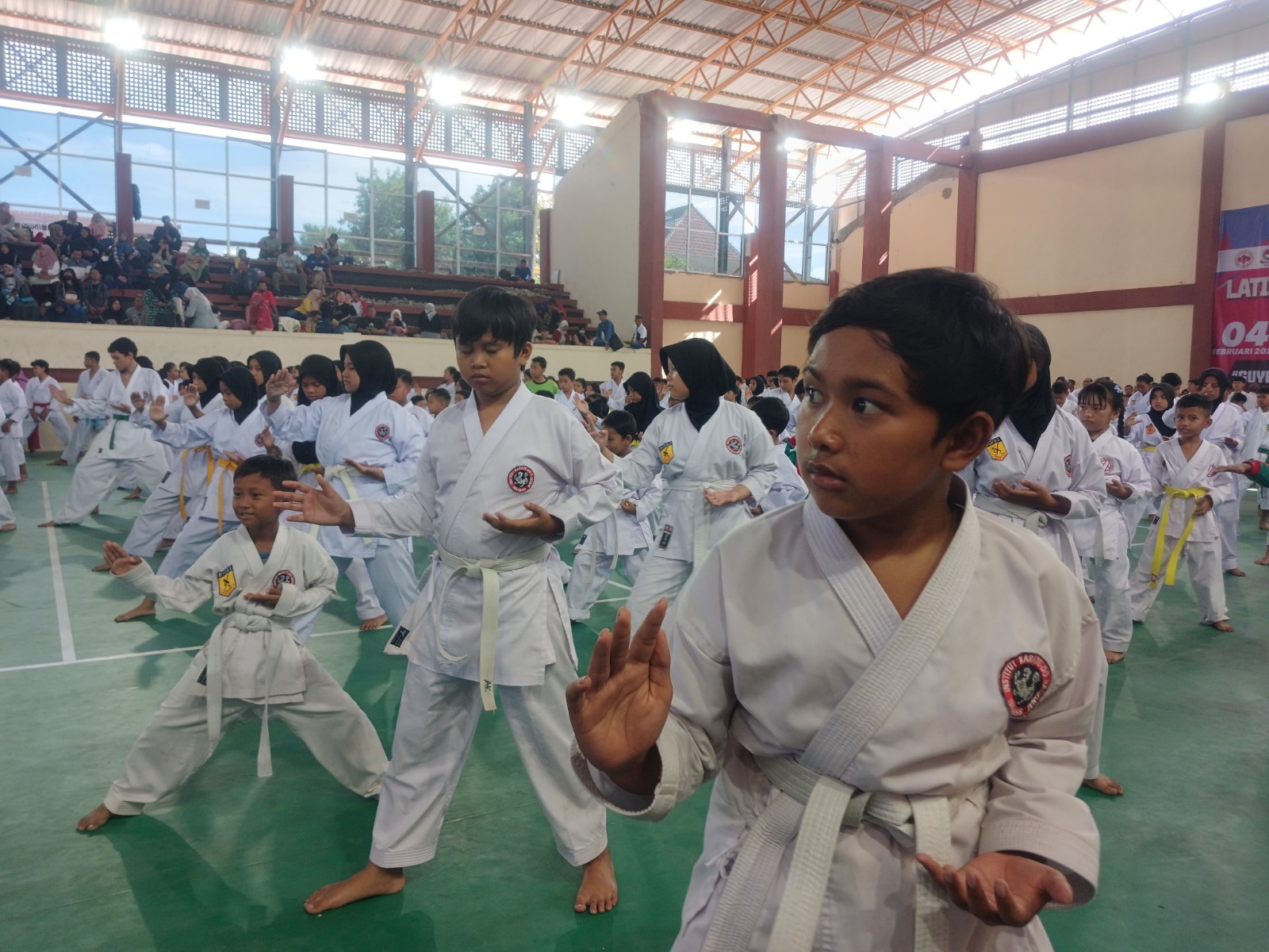 BIBIT MUDA: Ribuan karateka se-Mojokerto Raya berlatih bersama di GOR Seni Mojopahit, Kota Mojokerto, Februari lalu.