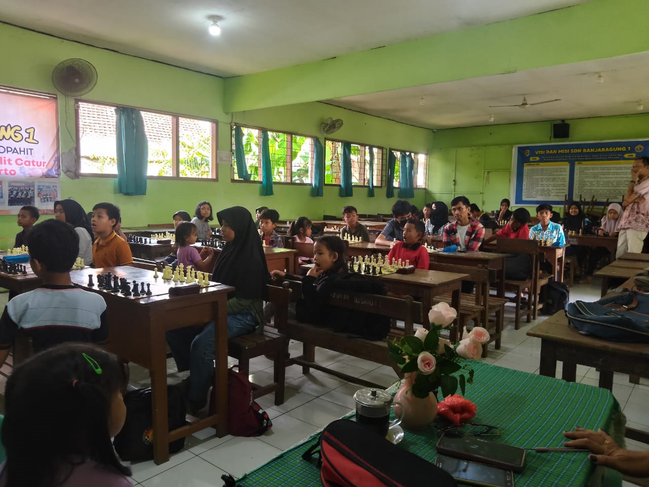 DIBINA: Atlet binaan Percasi Kabupaten Mojokerto menjalani latihan rutin di gedung SDN Banjaragung 1, Kecamatan Puri.