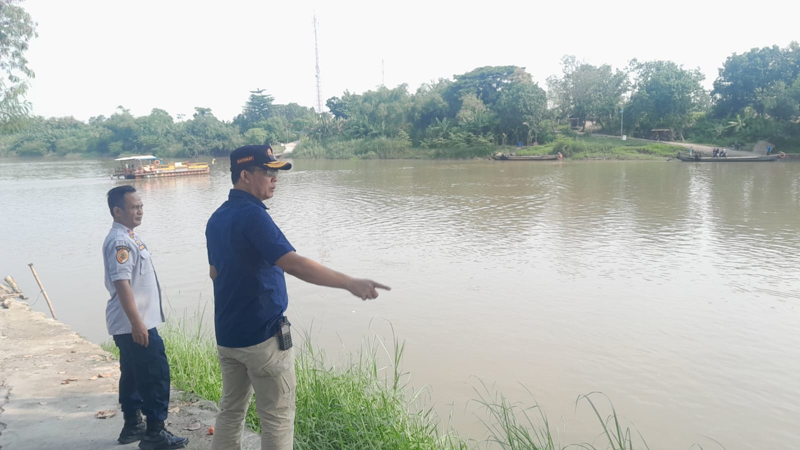 MEMBAHAYAKAN: Petugas DPRKP2 Kabupaten Mojokerto menyurvei empat perahu tambang di Desa Betro, Kecamatan Kemlagi, Kabupaten Mojokerto.