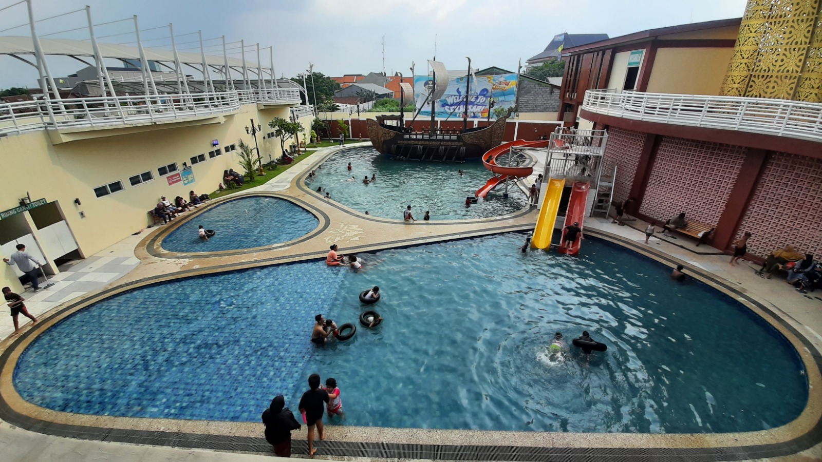 DESTINASI: Pengunjung menikmati wahana kolam renang di wisata Pemandian Sekarsari, Kota Mojokerto.