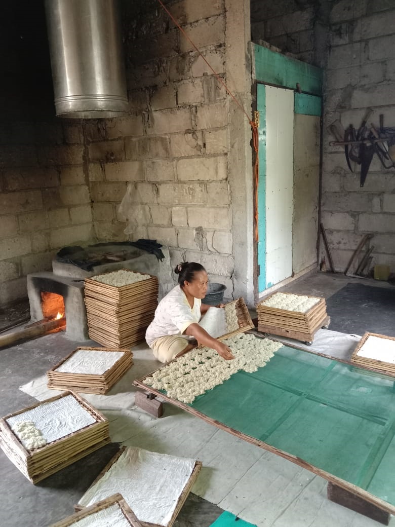 TRADISIONAL: Proses pembuatan kerupuk petulo di rumah Ratna Wati, salah satu perajin kudapan tradisional yang menjadi ikon Desa Pagerejo, Kecamatan Gedeg.
