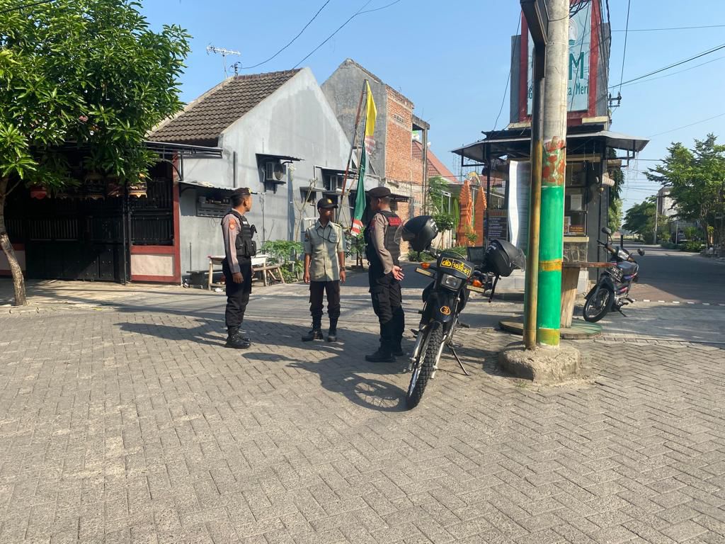 AWASI KETAT: Petugas Satsamapta Polres Mojokerto Kota berkoordinasi dengan sekuriti perumahan saat patroli menjelang lebaran kemarin.