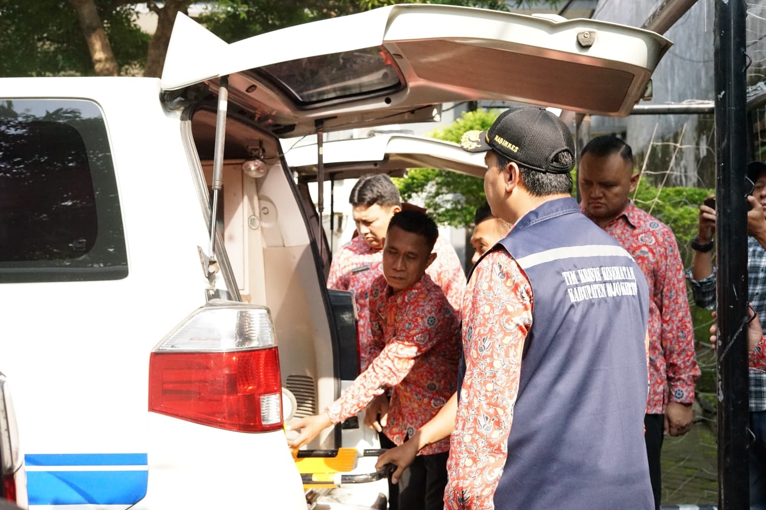SIAGA: Puluhan ambulans dilakukan pemeriksaan sebelum diterjunkan ke Poskes pada mudik Lebaran 2024.