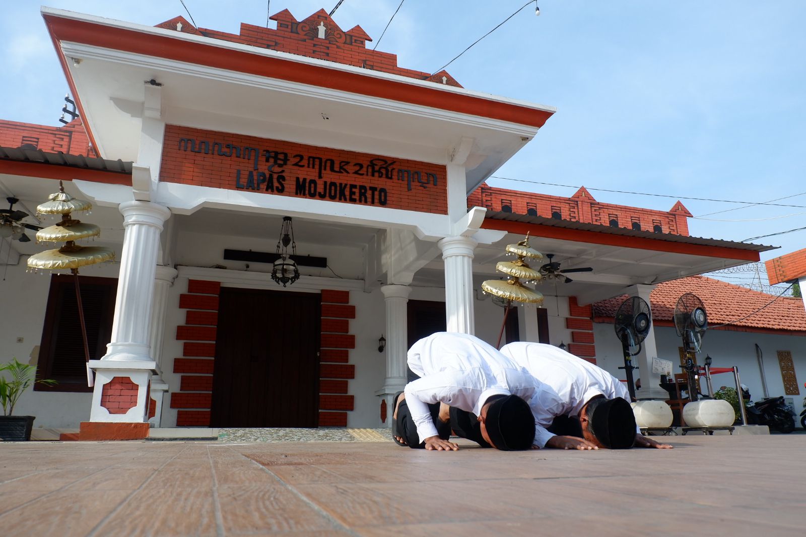 TERHARU: Dua narapidana Lapas Kelas IIB Mojokerto sujud syukur usai dinyatakan bebas saat menerima remisi khusus Idul Fitri 2024, Rabu (10/4).