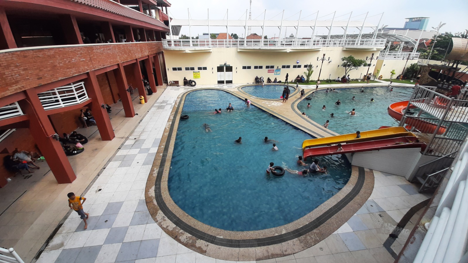 BERI PROMO: Pemkot Mojokerto bakal memberikan diskon harga tiket bagi pengunjung anak-anak di objek wisata Pemandian Sekarsari di akhir pekan ini.