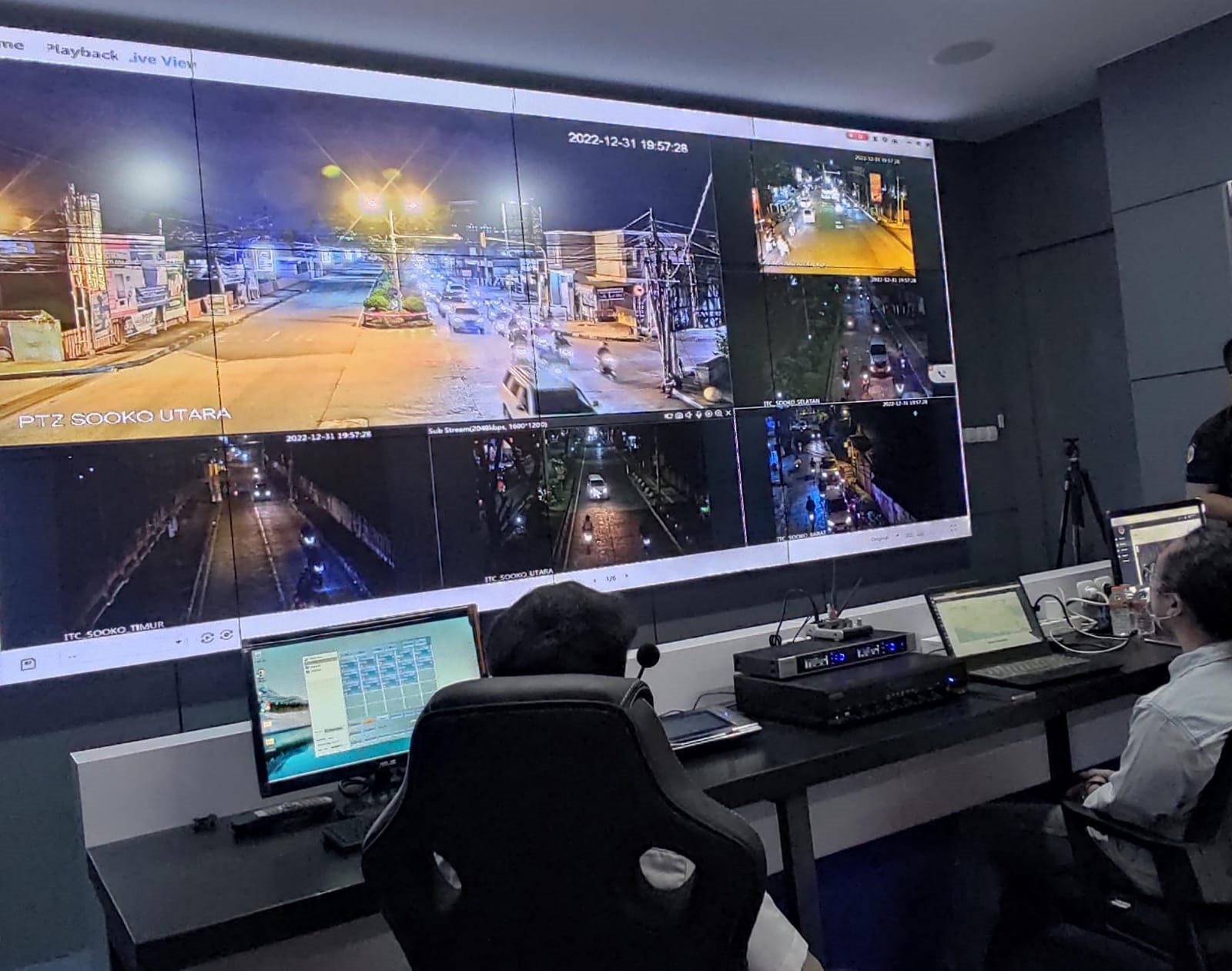 PANTAU SITUASI: Petugas Dishub Kabupaten Mojokerto mengoperasikan ATCS di control room Pasopati. Secara live streaming, publik dapat mengakses situasi lalu lintas di sejumlah titik.