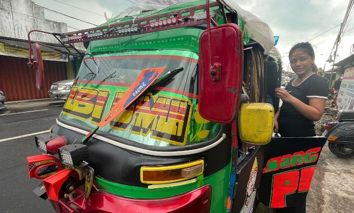 MESIN RUSAK: Cindia Sela, anggota keluarga pemudik Jakarta-Banyuwangi saat di Mojokerto akibat bajai alami kerusakan. (foto: Moch. Chariris)