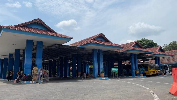 TIDAK PASTI: Minimnya bus AKAP dan AKDP masuk kawasan Terminal Kertajaya Mojokerto menyebabkan pemudik keleleran selama beberapa jam. (foto: Moch. Chariris)