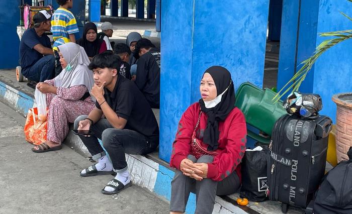 KELELERAN: Pemudik menunggu kedatangan bus yang mengantar ke tujuan Ponorogo di Terminal Kertajaya Mojokerto, Kamis (11/4) siang. (foto: Moch. Chariris)