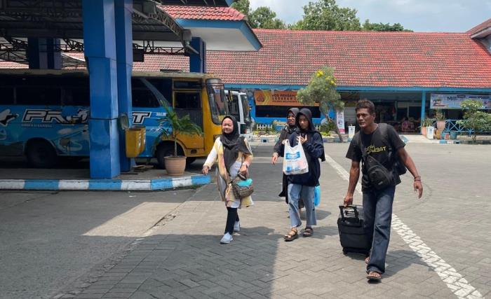 HILIR-MUDIK: Calon penumpang berdatangan memanfaatkan Terminal Kertajaya Mojokerto untuk menempuh perjalanan ke berbagai tujuan. (foto: Moch. Chariris)