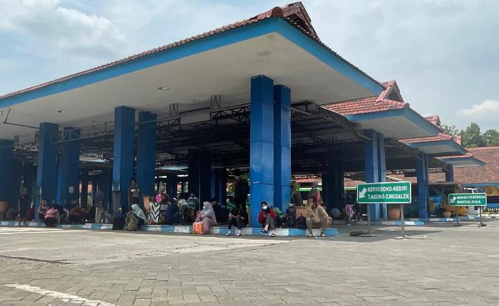 BELUM TERANGKUT: Puluhan pemudik menunggu kedatangan bus AKAP dan AKDP yang akan mengangkut mereka ke berbagai tujuan di Terminal Kertajaya Mojokerto, Kamis (11/4). (foto: Moch. Chariris)