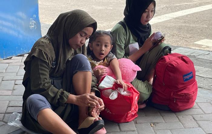 POTONG KUKU: Tak sedikit calon penumpang anak-anak bersama keluarga keleleran di salter bus karena belum mendapat angkutan di Terminal Kerjajaya Mojokerto. (foto: Moch. Chariris)