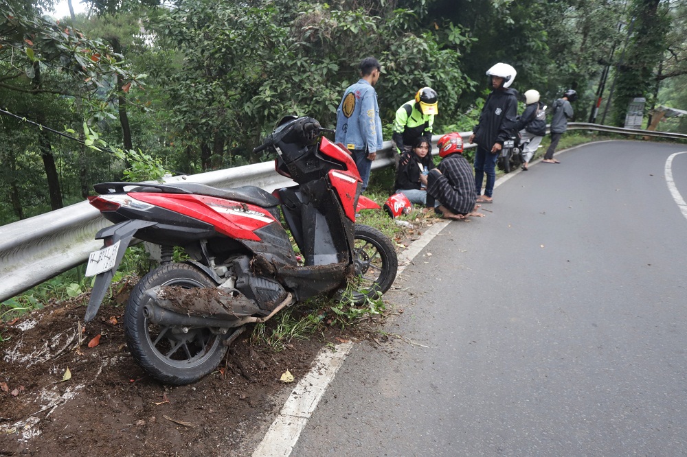 PENANGANAN: Tim sukarelawan mengevakuasi korban kecelakaan akibat rem blong di jalur Pacet-Cangar, Kecamatan Pacet, Kabupaten Mojokerto, Sabtu (13/4).