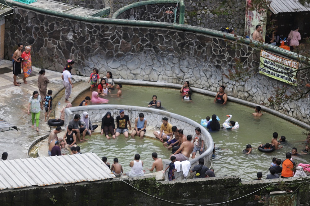 DESTINASI ANDALAN: Pengunjung berendam di kolam Pemandian Air Panas Padusan, Desa Padusan, Kecamatan Pacet, Kabupaten Mojokerto, kemarin.