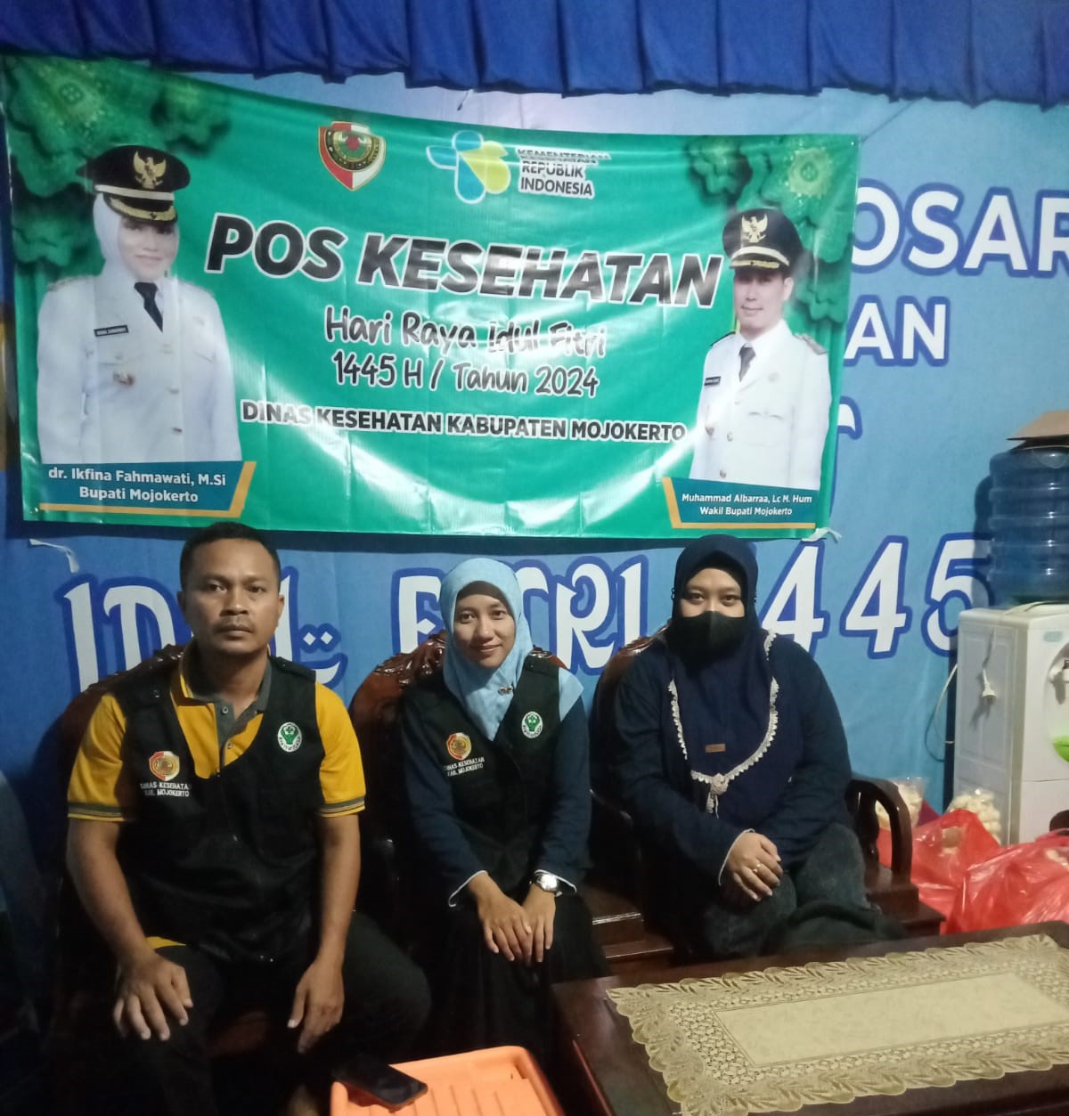 BERTUGAS: Sejumlah nakes Puskesmas Modopuro ikut bersiaga di Pospam Taman, Kecamatan Mojosari.