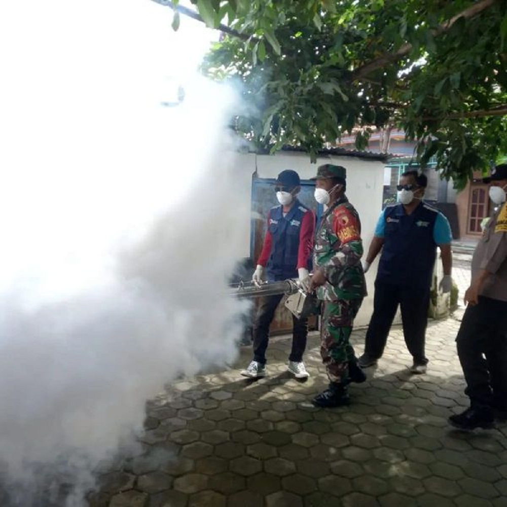 ANTISIPATIF: Puskesmas Watukenongo berkolaborasi dengan relawan ISM, serta TNI, polri melakukan fogging sebagai penanganan pasca banjir di Desa Ngrame, Kecamatan Pungging, 16 Maret lalu.