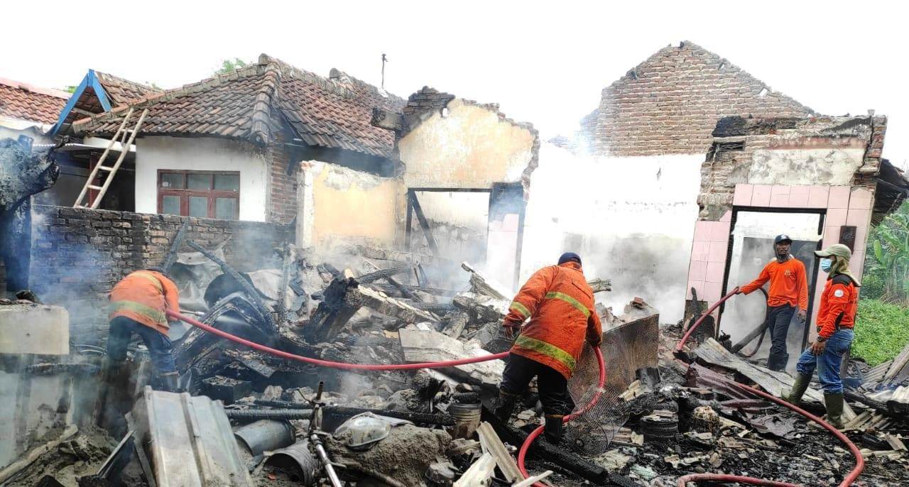 SIAGA: Petugas Damkar BPBD Kabupaten Mojokerto memadamkan kebakaran rumah di Dusun Grogol, Desa Kepuhpandak, Kecamatan Kutorejo, Februari lalu.