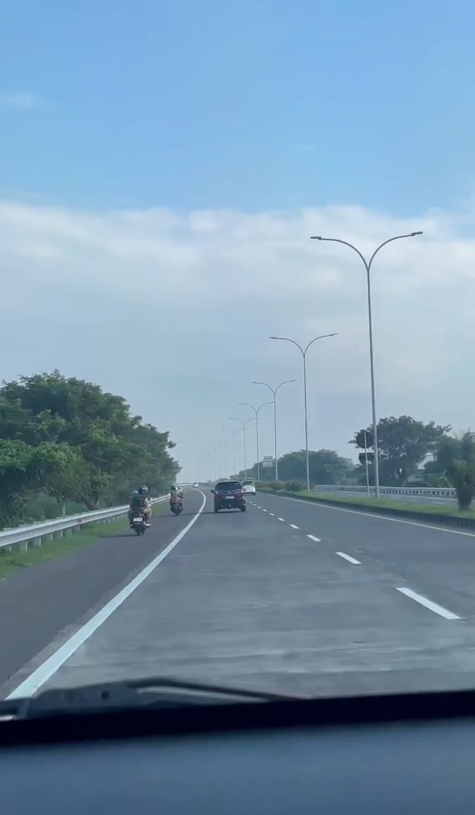 TERSASAR: Dua pengendara motor terlihat melewati jalur entry menuju Gerbang tol Penompo, Kecamatan Jetis, Kabupaten Mojokerto, Minggu (14/4) pagi.&nbsp;
