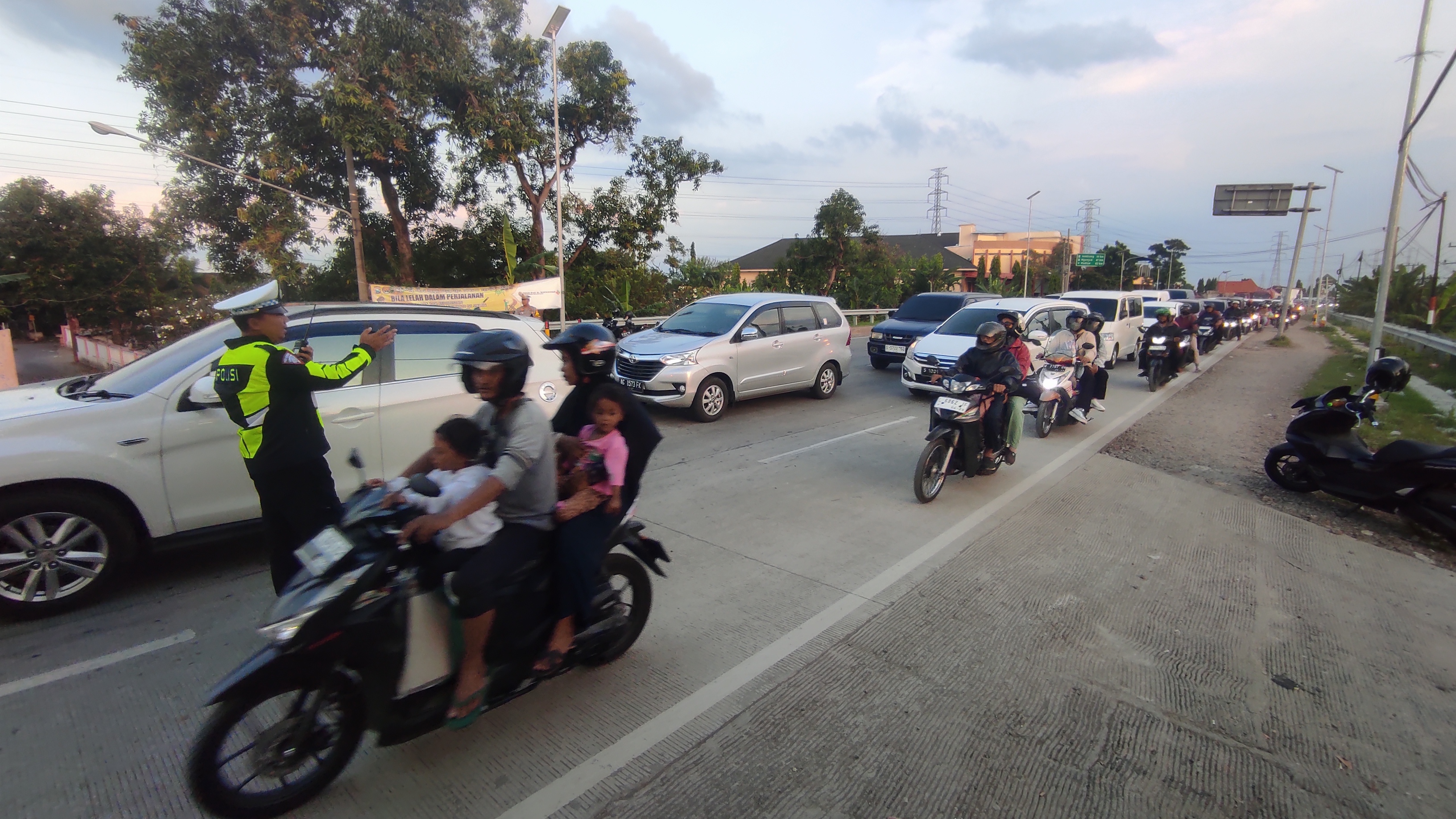 PUNCAK: Ratusan kendaraan pribadi baik roda dua maupun roda empat mengantre saat melintas di Jalan Bypass Gunung Gedangan Kota Mojokerto kemarin.