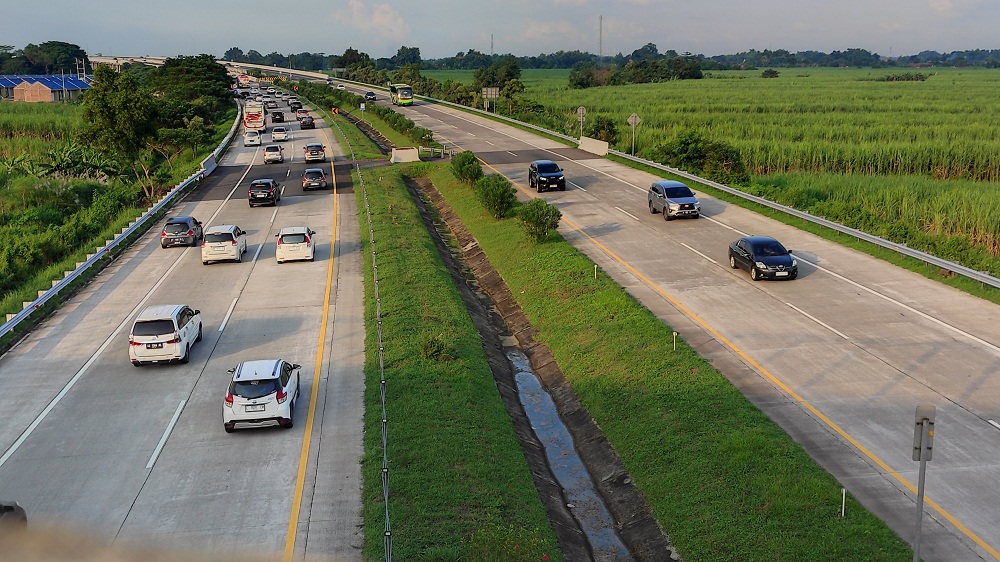 DOMINAN: Jalur tol Jombang-Mojokerto mulai dipadati kendaraan sejak pagi kemarin.
