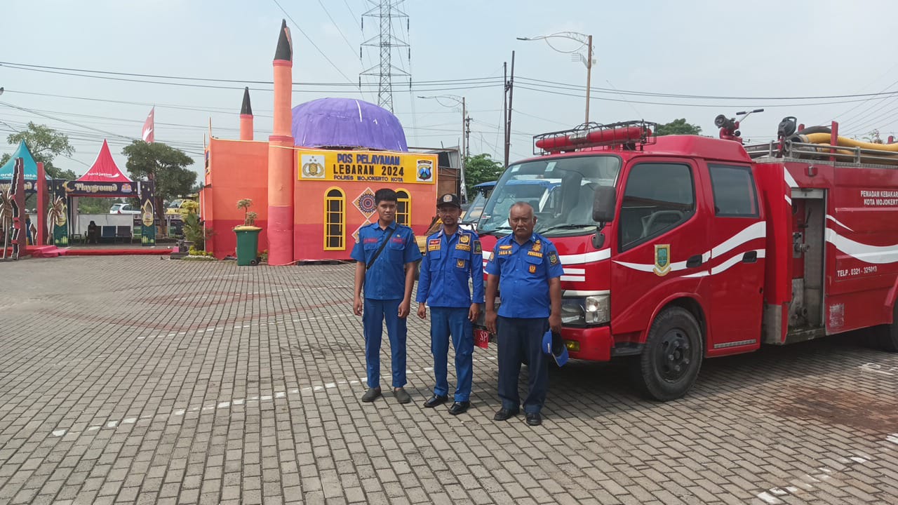 STAND BY: Petugas pemadam kebakaran Kota Mojokerto bersiaga 24 jam di pos pelayanan Rest Area Gunung Gedangan kemarin.