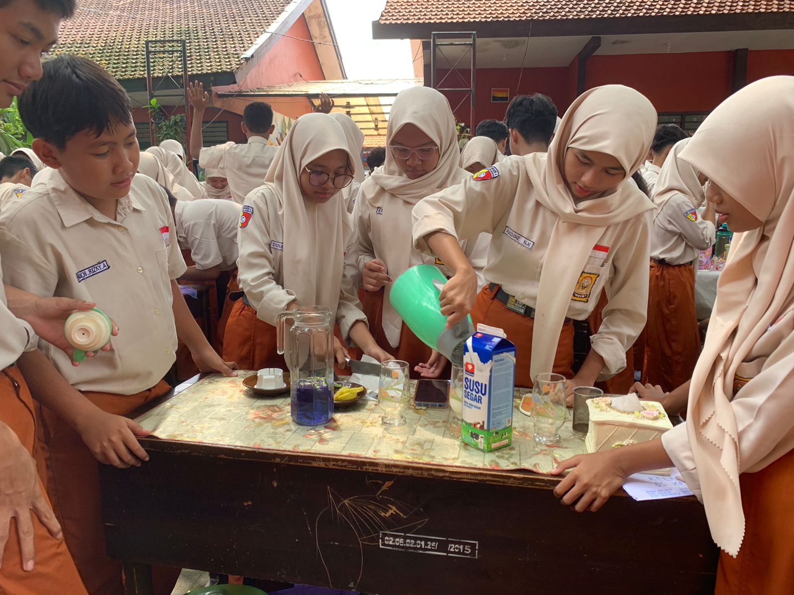 DIBIMBING: Setiap akhir semester pembelajaran, SMPN 4 Mojokerto menggelar pengolahan bunga telang dan bazar.