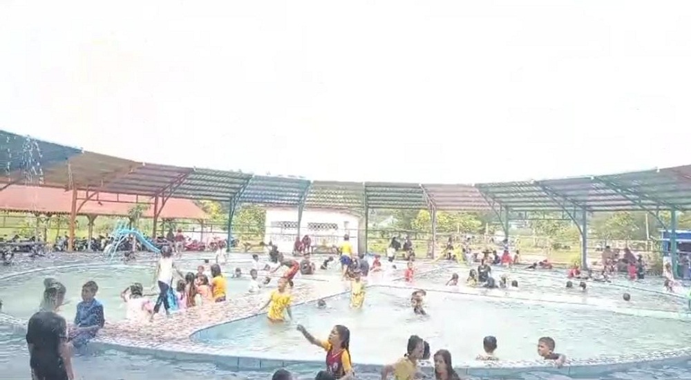 RAMAI: Wisatawan menikmati destinasi kolam Wisata Desa Gunung Sawah di Desa Mojogebang, Kecamatan Kemlagi di tengah libur Lebaran.
