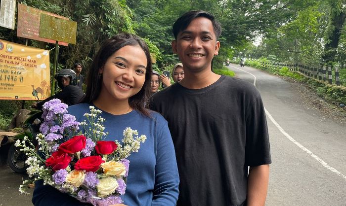 BERBUNGA-BUNGA: Pasangan kekasih, Galuh dan Zaima Afi, menunjukkan buket bunga mawar yang baru dibelinya di kawasan wisata Sendi, Pacet, Mojokerto, Senin (15/4). (foto: Moch. Chariris)