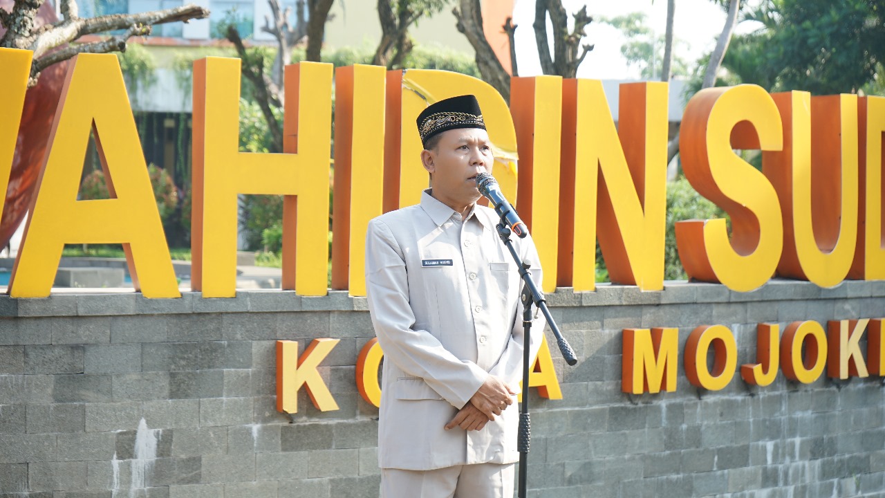 MASUK PERDANA: Direktur RSUD dr Wahidin Sudiro Husodo dr Sulaiman Rosyid memimpin apel bersama yang diikuti seluruh pegawai pasca cuti Lebaran, kemarin (16/4).